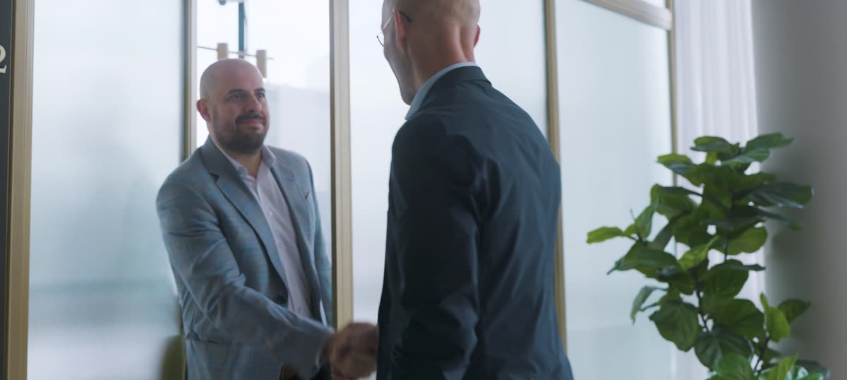 Poignée de main entre Thierry Nantel et un client dans un bureau du centre-ville