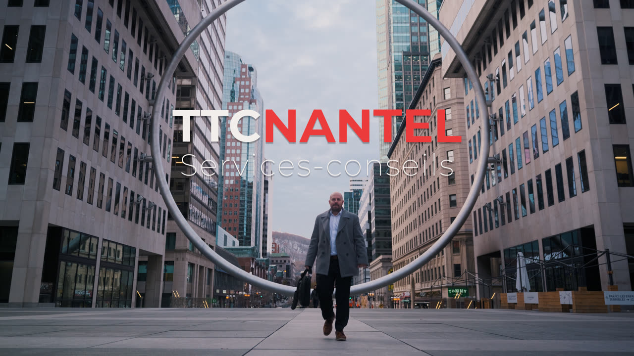 Thierry Nantel marche avenue McGill College, au centre-ville de Montréal